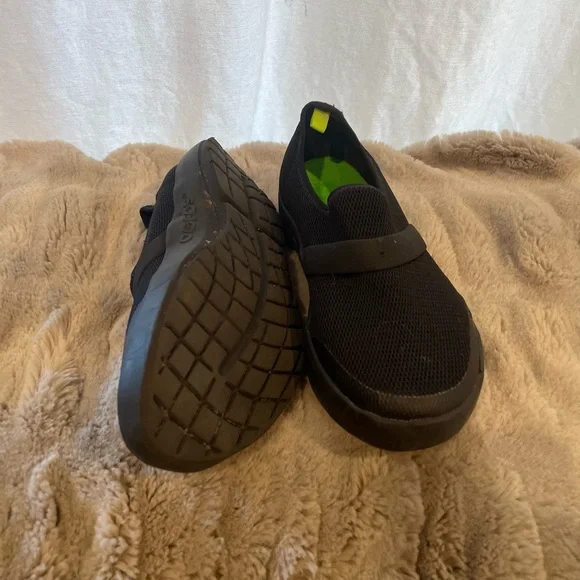 OOFOS Black OOmg eeZee Low Water Shoes 6 - Picture 7 of 8